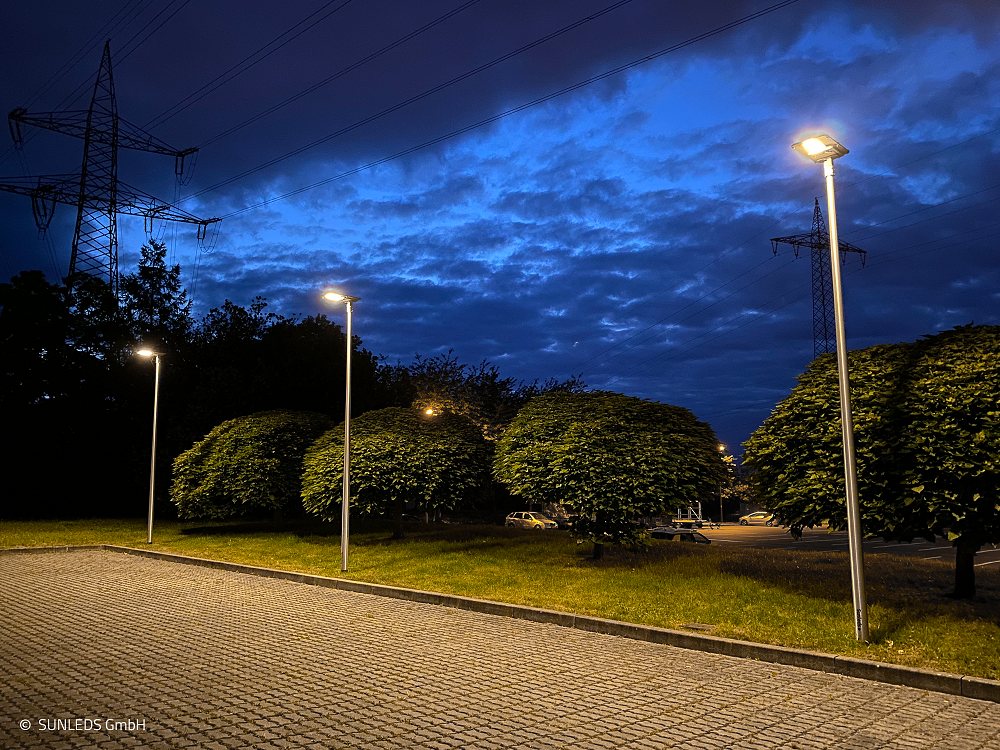 LED-Solar-Straßenbeleuchtung-auf-Parkplatz LED-Solar-Strassenbeleuchtung-SUNLEDS