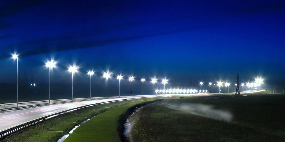 Landstrasse-mit-LED-Mastleuchten-in-der-NachtzNvcV9Abk0mSG