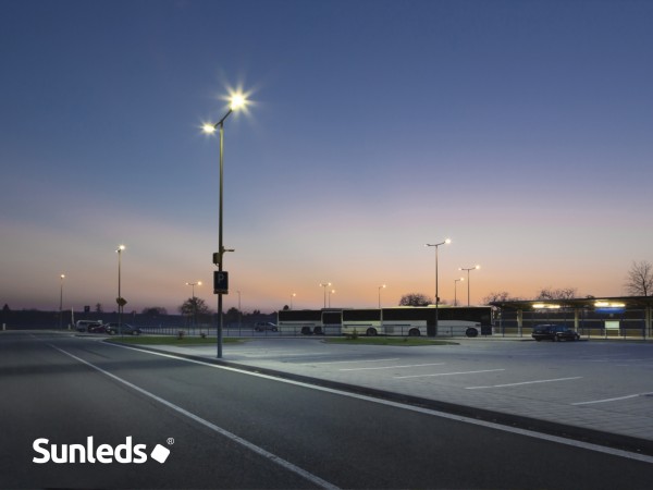 LED Mastleuchten SUNLEDS SR-120 PRO auf Parkplatz 3000 K