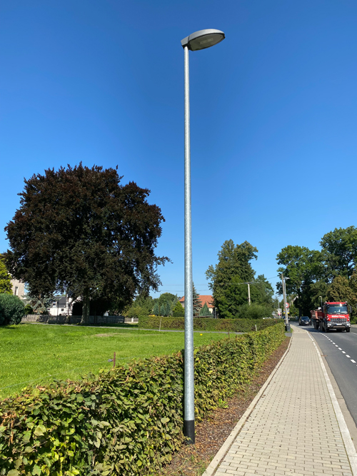 Lichtmast-S355-Stahl-verzinkt-konisch-DIN-EN-40-Stahlrohrmast-mit-Mastleuchte Lichtmast-S355-Stahl-verzinkt-konisch-DIN-EN-40-Stahlrohrmast-mit-Mastleuchte